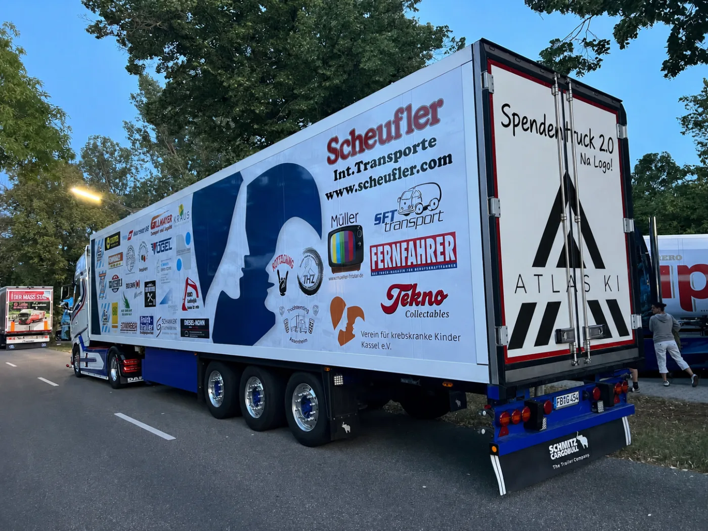 Spendentruck 2.0 mit dem ATLAS KI Logo auf der Hecktuer